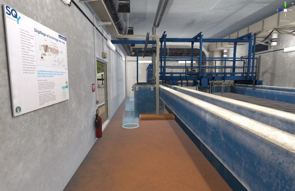 Intérieur modélisé de la station : un couloir technique aux bassins de dégrillage bleus, avec un panneau pédagogique sur le mur de gauche et un repère de déplacement au sol.